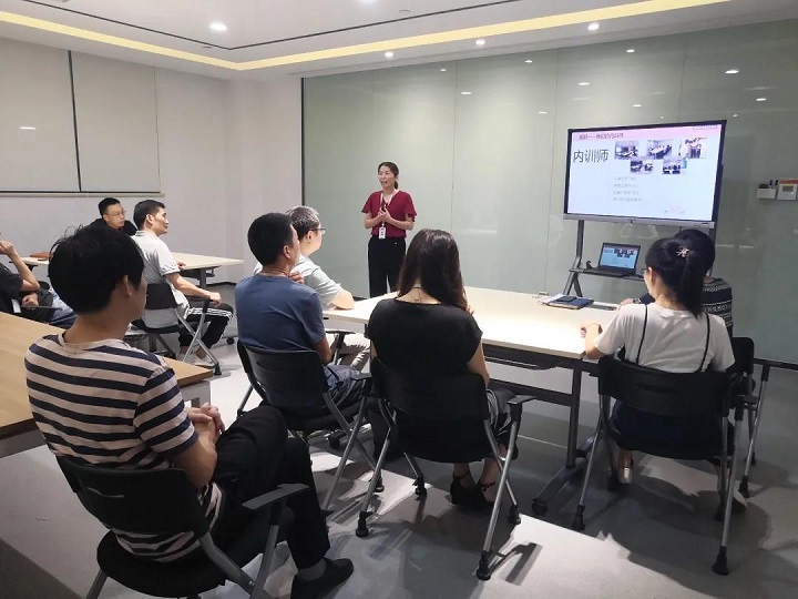 Peach and plum blossoming in the garden, grateful dream builder Peach and plum blossoming in the garden, grateful dream builder
