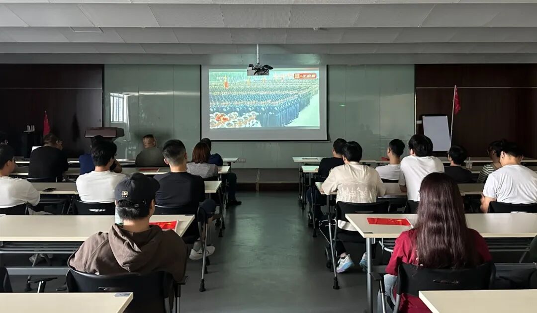 愿以吾辈之青春 捍卫盛世之中华 | AG旗舰厅组织观看九三阅兵仪式 愿以吾辈之青春 捍卫盛世之中华 | AG旗舰厅组织观看九三阅兵仪式