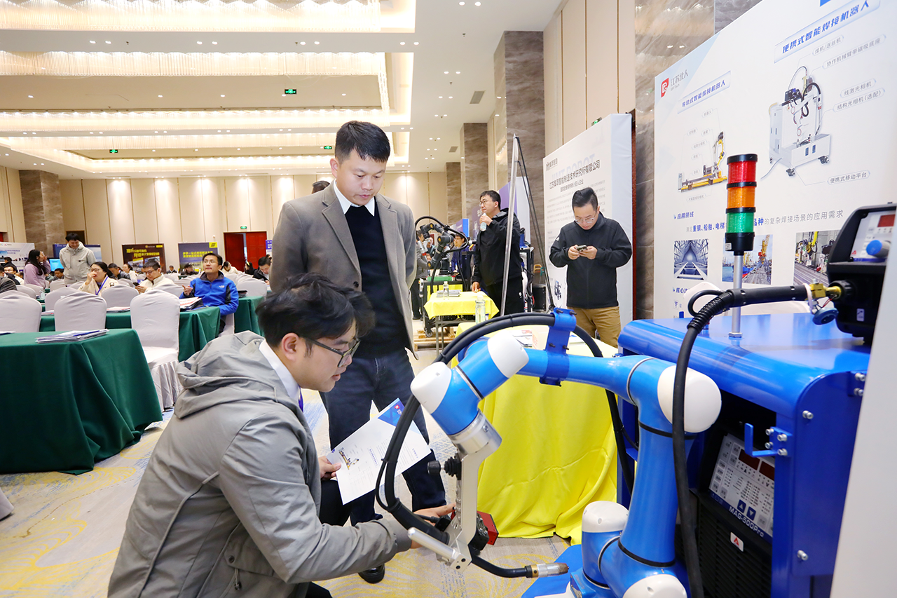 AG旗舰厅携便携式智能焊接机器人亮相2025船舶工业数智化创新技术交流大会 AG旗舰厅携便携式智能焊接机器人亮相2025船舶工业数智化创新技术交流大会